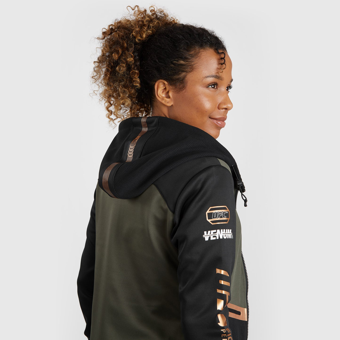 UFC Adrenaline by Venum Fight Week Sudadera con capucha y cremallera para mujer - Caqui/Bronce
