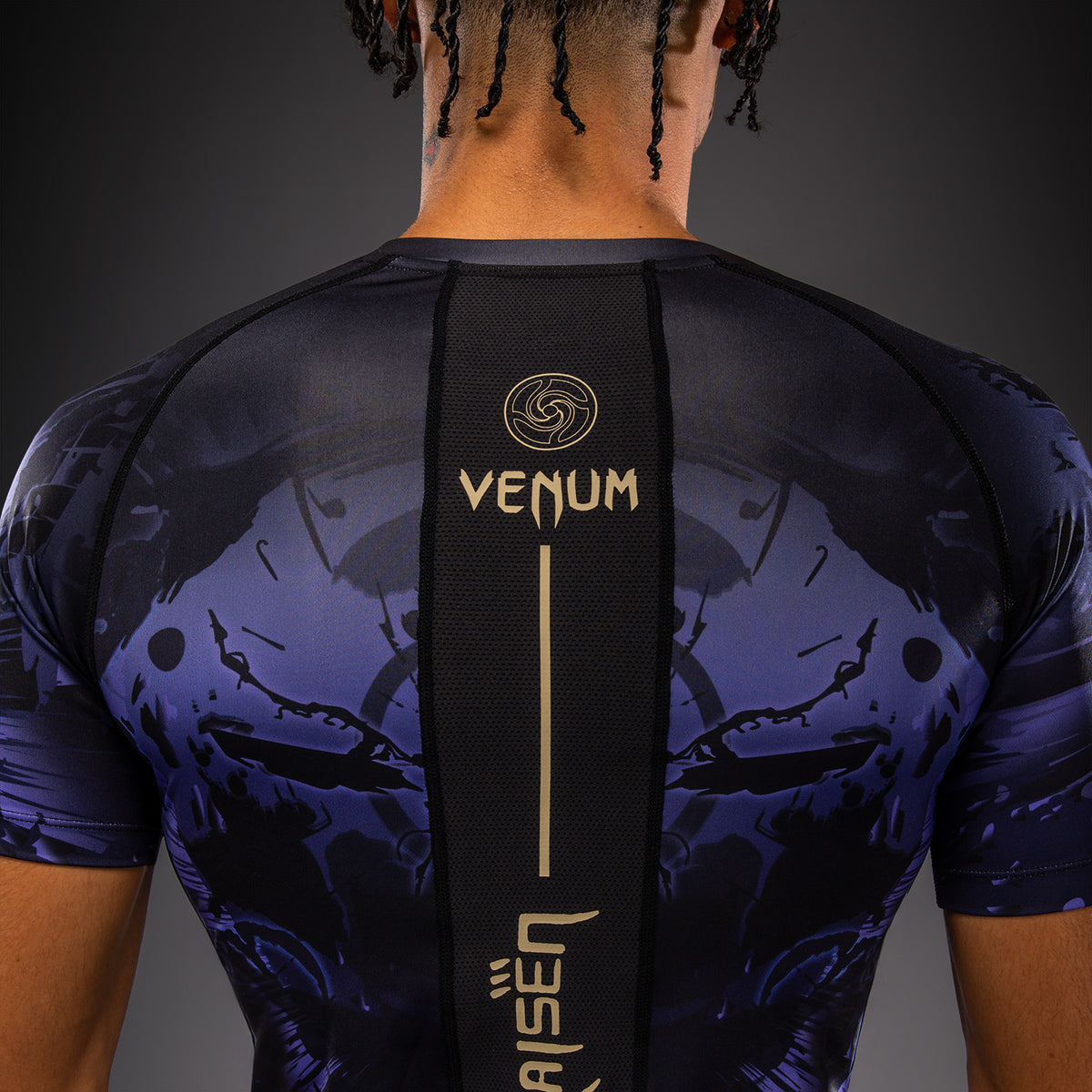 Jujutsu Kaisen x Venum Gojo Rashguard Manga Corta – Morado
