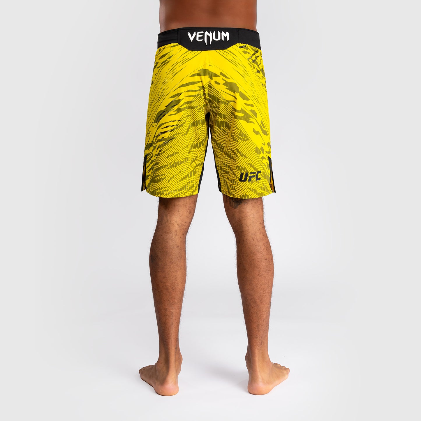 UFC Fusion by Venum Authentic Fight Night Shorts de Lucha para Hombre - Ajuste Largo - Amarillo