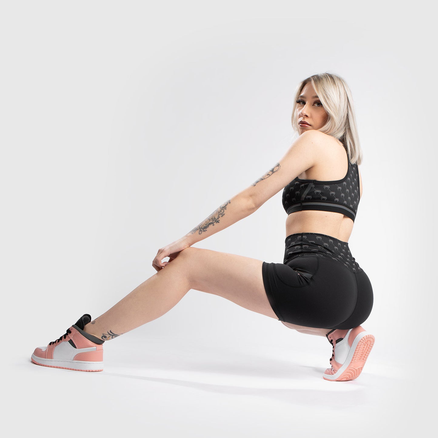 Shorts de Ciclismo Venum Monogram para Mujer – Negro/Oro Rosa