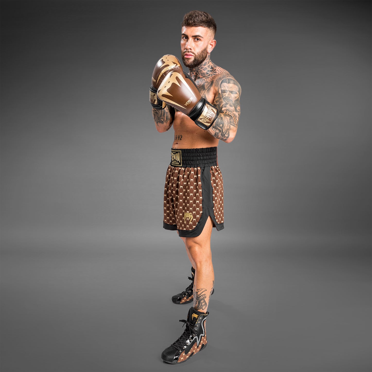 Shorts de Boxeo Venum Monogram - Negro/Marrón