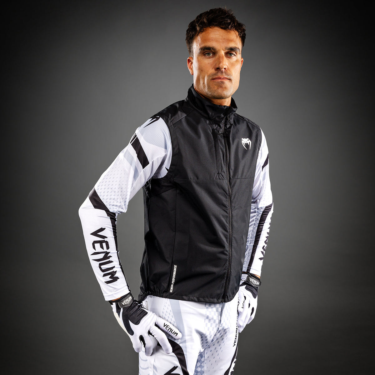 Venum MX Basics Cortavientos sin mangas - Negro/Blanco
