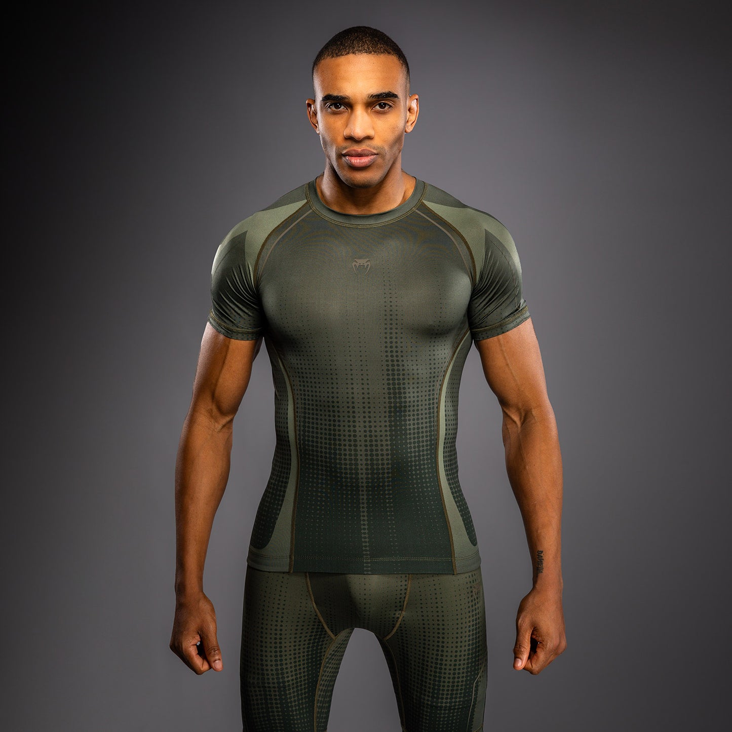 Venum Stealth Rashguard Manga Corta – Caqui/Verde Oscuro