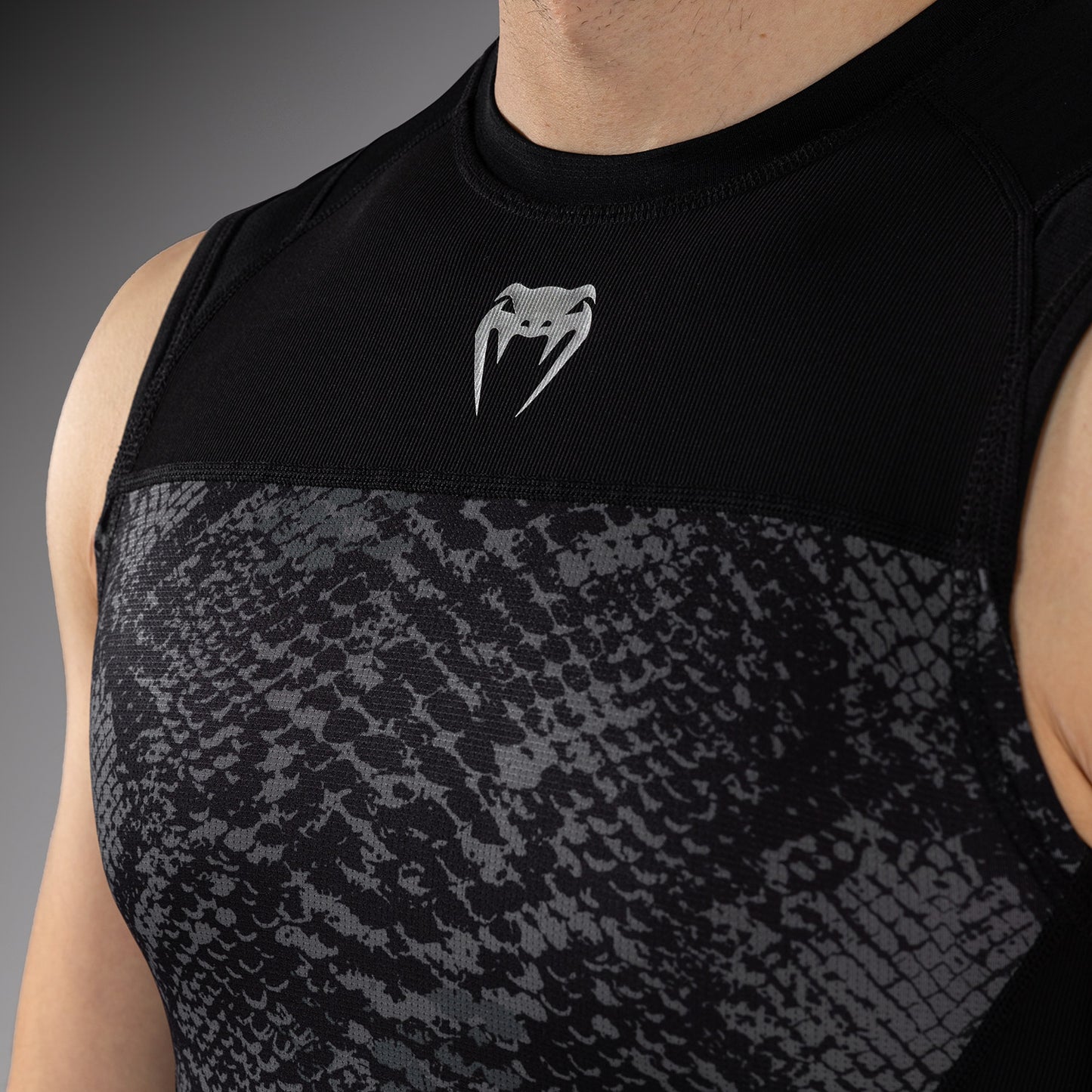 Venum G-Fit Scales Rashguard Sin Mangas – Negro/Gris Carbón