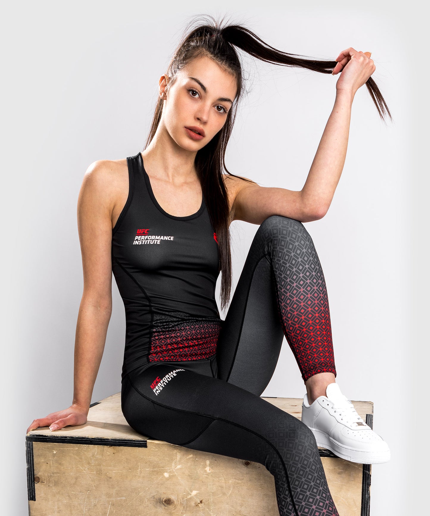 Camiseta sin mangas Venum UFC Performance Institute Dry Tech - Para mujer - Negro/Rojo