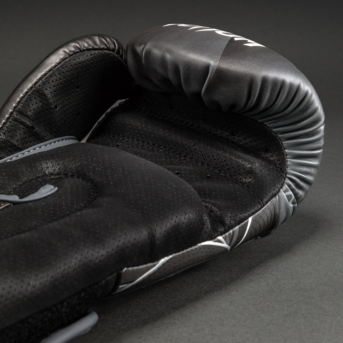 Venum Crimson Viper 2.0 Impact Guantes de boxeo - Negro/Gris