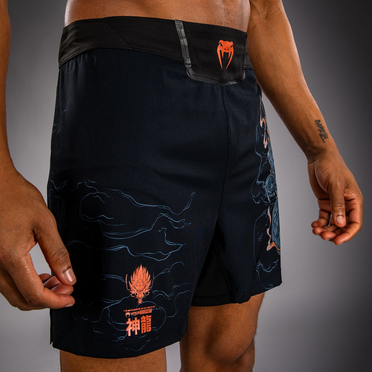 Venum Thunder Dragon Short de Combate – Negro/Gris/Cobre
