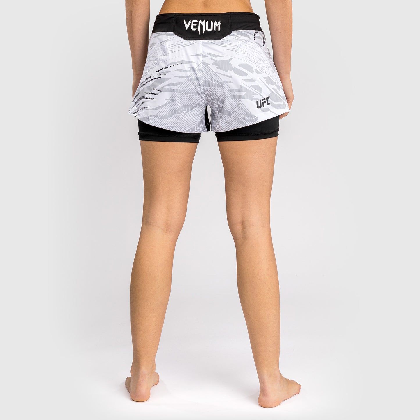 UFC Fusion by Venum Personalizados Authentic Fight Night Shorts de Lucha para Mujer - Blanco
