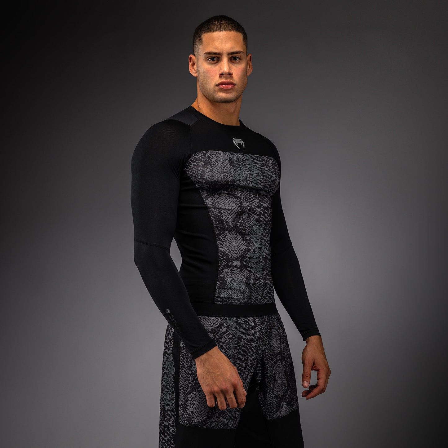 Venum G-Fit Scales Rashguard Manga Larga – Negro/Gris Carbón