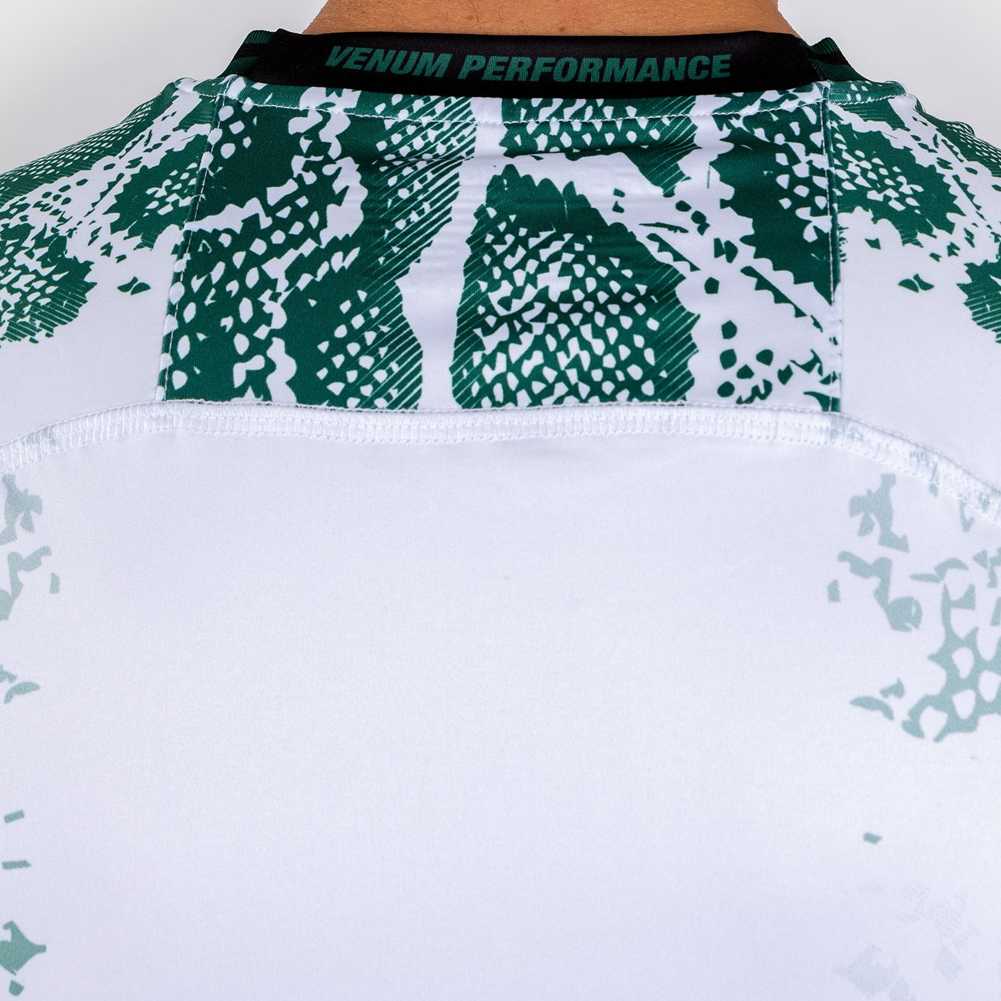 UFC Adrenaline by Venum Authentic Fight Night Jersey para Hombre - Emerald Edition - Blanco/Verde