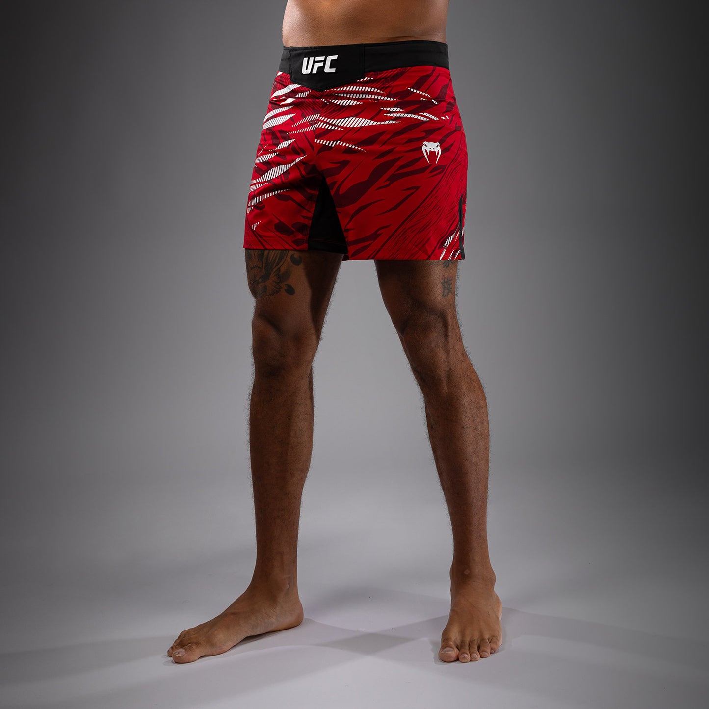 UFC Fusion by Venum Authentic Fight Night Shorts de Lucha para Hombre - Ajuste Corto - Rojo