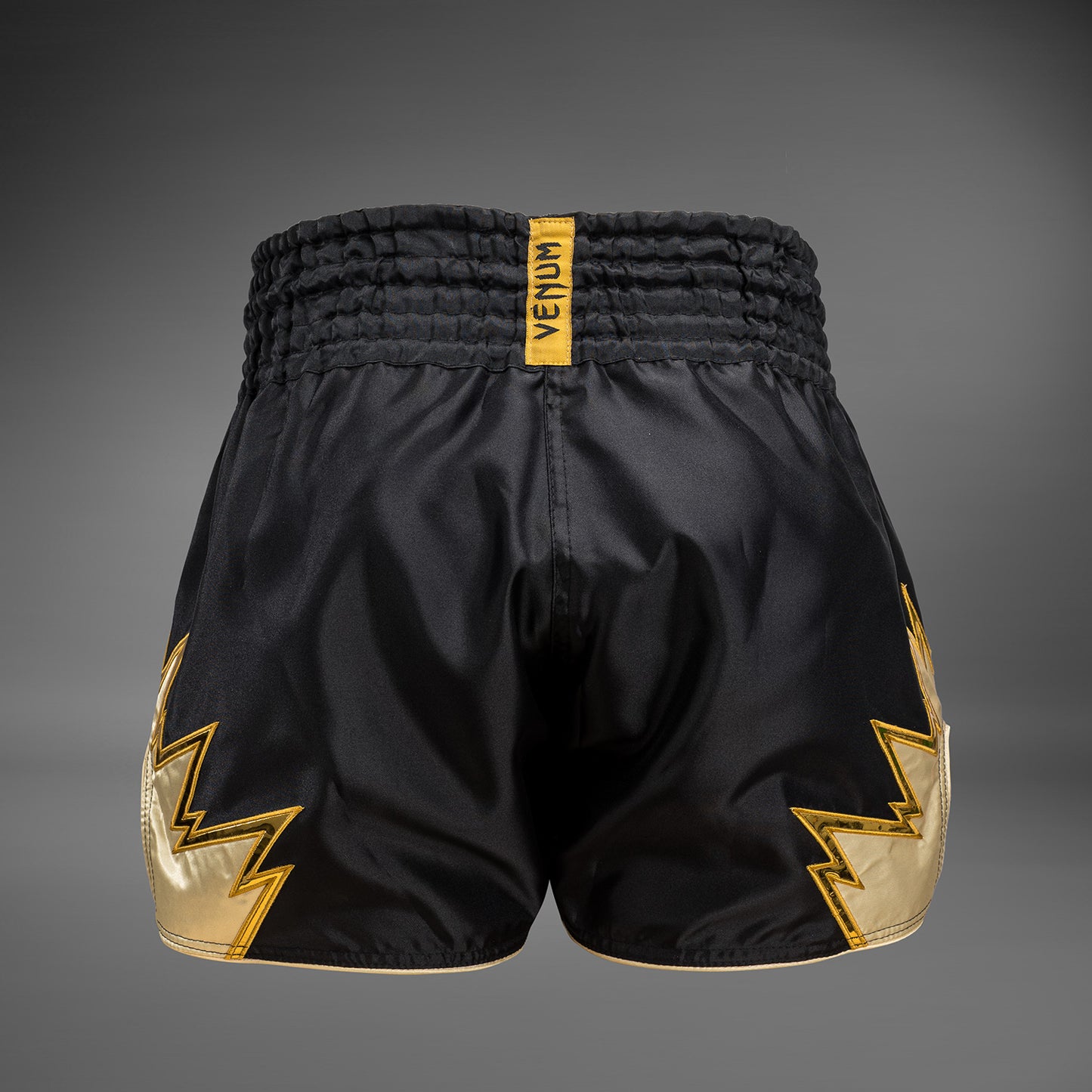 Venum Inferno Pantalones cortos de Muay Thai - Negro/Oro