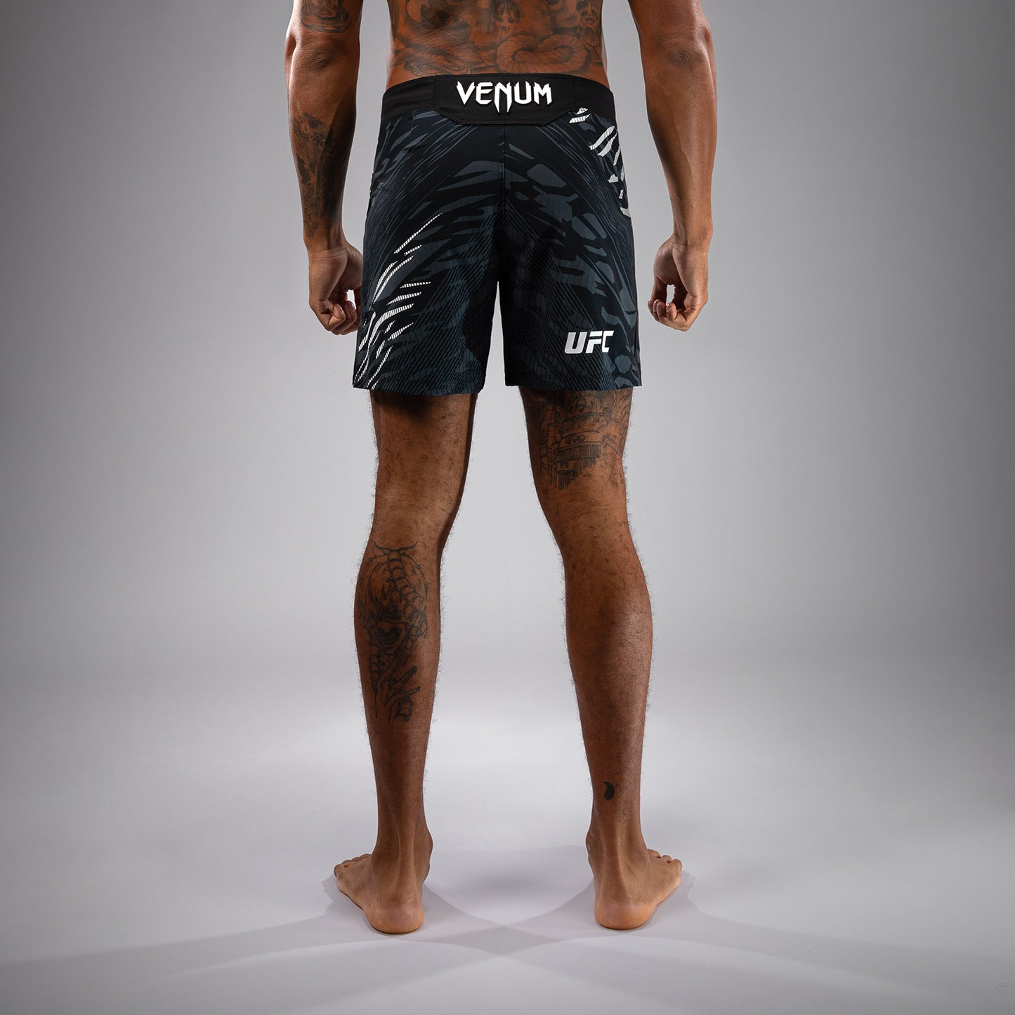 UFC Fusion by Venum Authentic Fight Night Shorts de Lucha para Hombre - Ajuste Corto - Negro