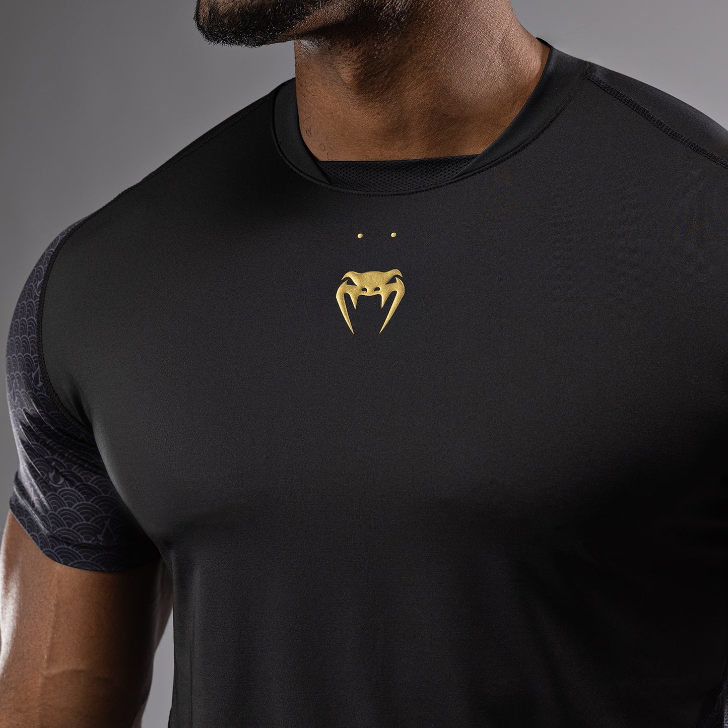 Venum x Assassin’s Creed Shadows Camiseta Dry-Tech Hombre - Negra/Oro