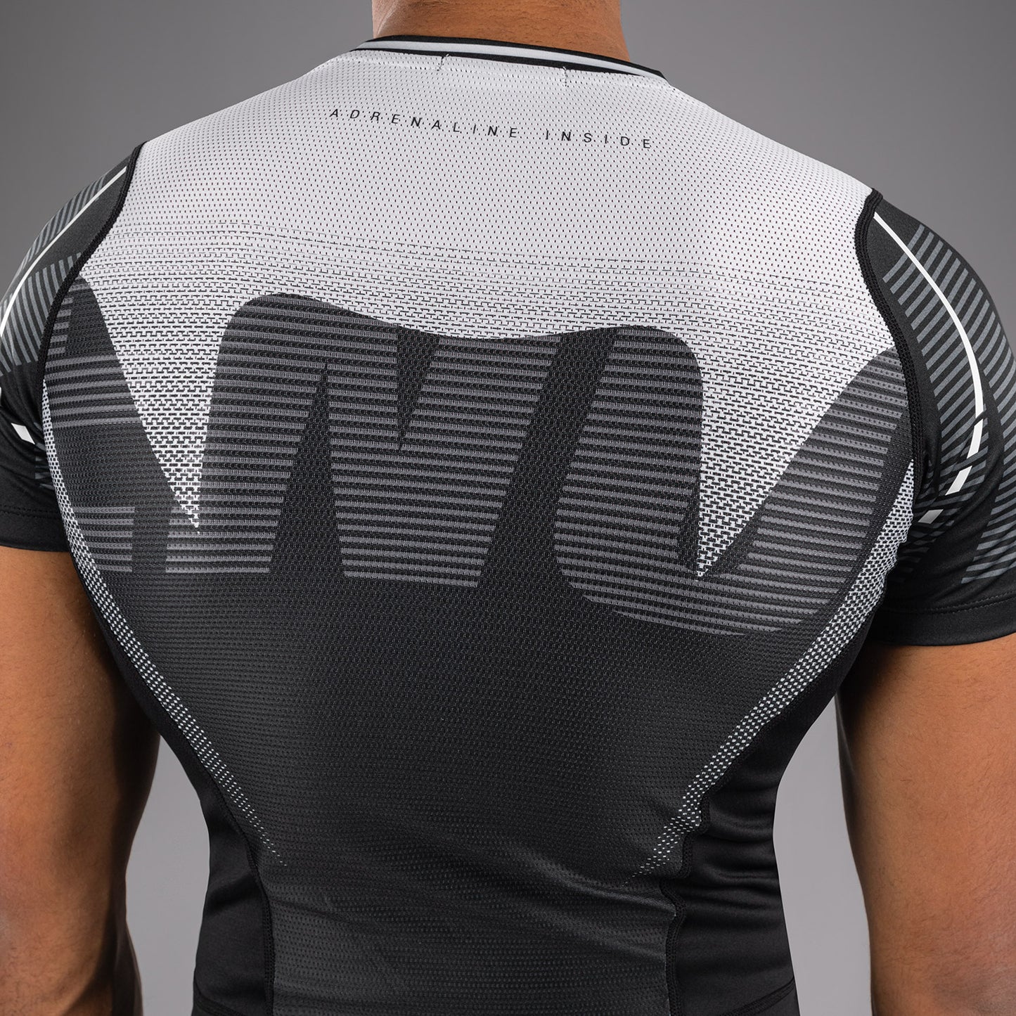 Venum Adrenaline Rashguard Manga Corta – Negro/Gris Plateado