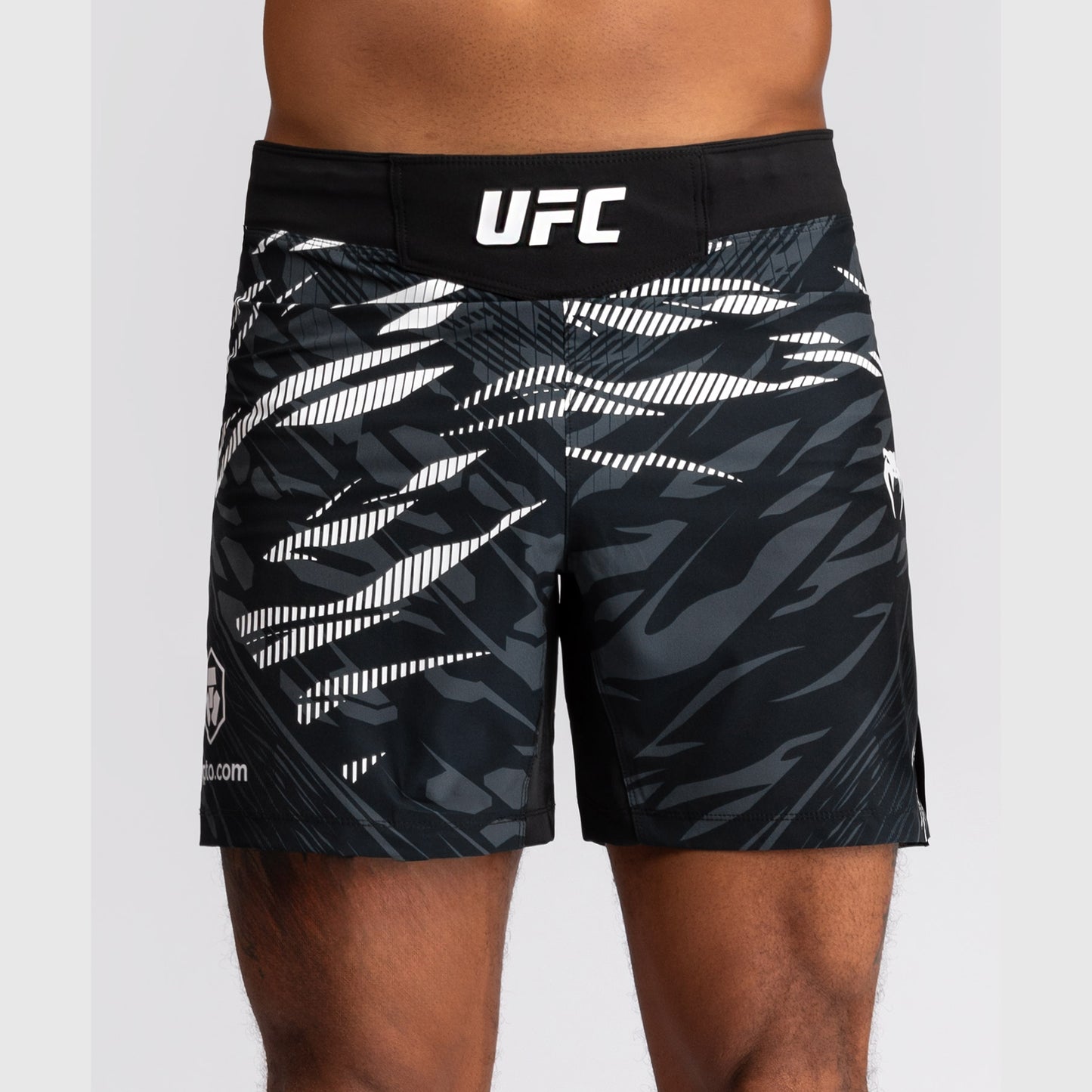 UFC Fusion by Venum Personalizados Authentic Fight Night Shorts de Lucha para Hombre - Ajuste Corto - Negro