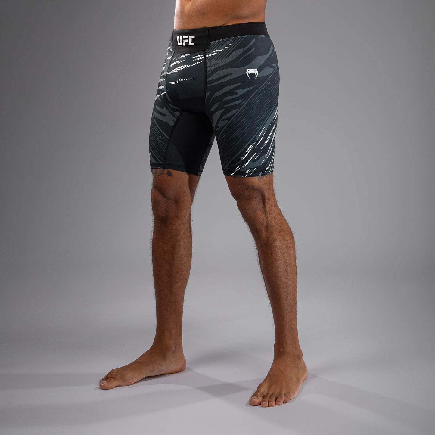 UFC Fusion by Venum Personalizados Authentic Fight Night Vale Tudo Shorts para Hombre - Negro