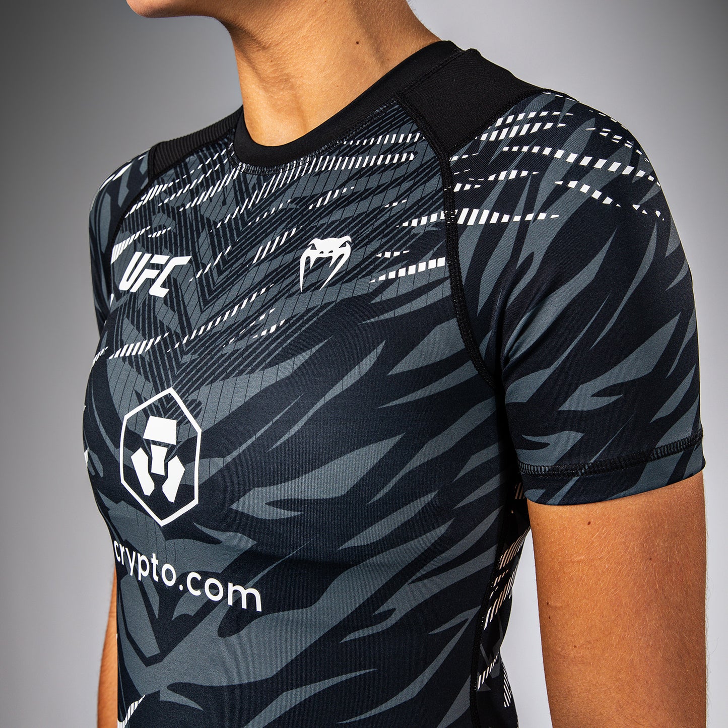 UFC Fusion by Venum Authentic Fight Night Rashguard de Manga Corta de Rendimiento para Mujer - Negro
