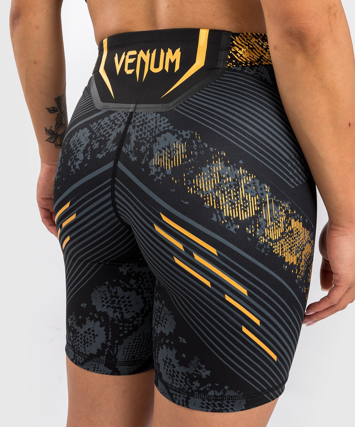 UFC Adrenaline by Venum Authentic Fight Night Short Vale Tudo para Mujer - Corte Largo - Champion