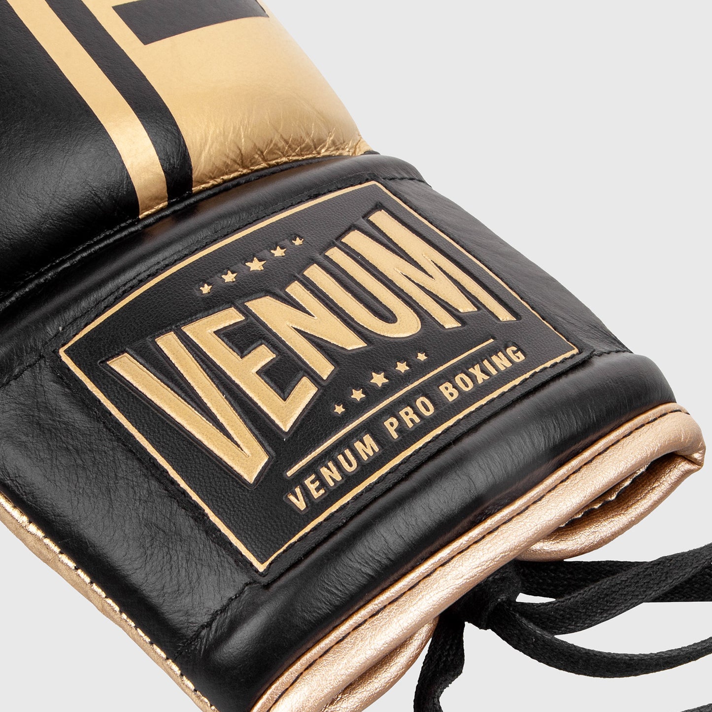 Guantes de boxeo profesionales Venum Shield con cordones - Negro/Dorado
