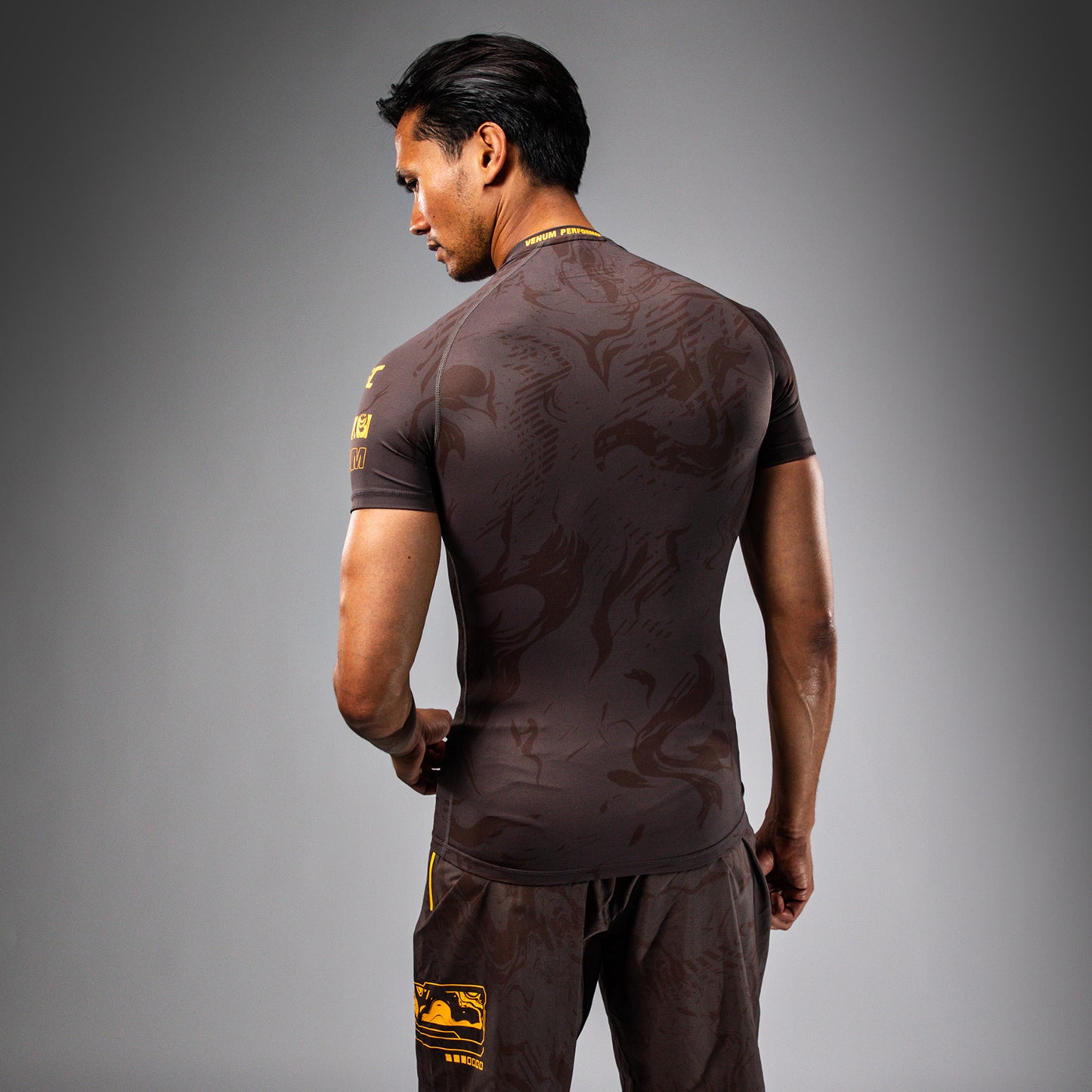 UFC Fusion by Venum Fight Week Rashguard de Manga Corta de Rendimiento para Hombre - Marrón tierra