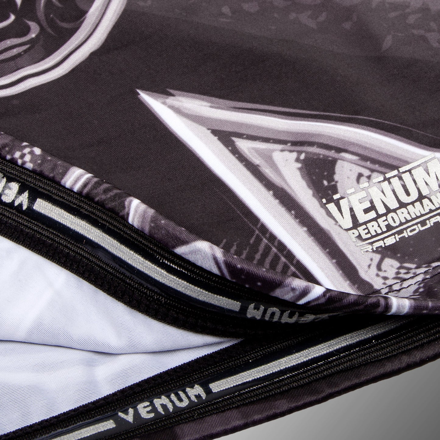 Rashguard Venum Gladiator 3.0 - Mangas Largas - Negro/Blanco