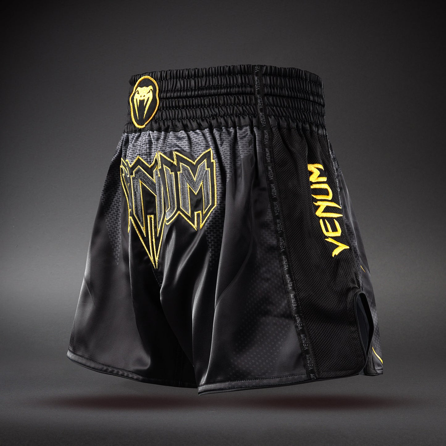 Venum G-Core Pantalón Corto de Muay Thai - Negro/Oro