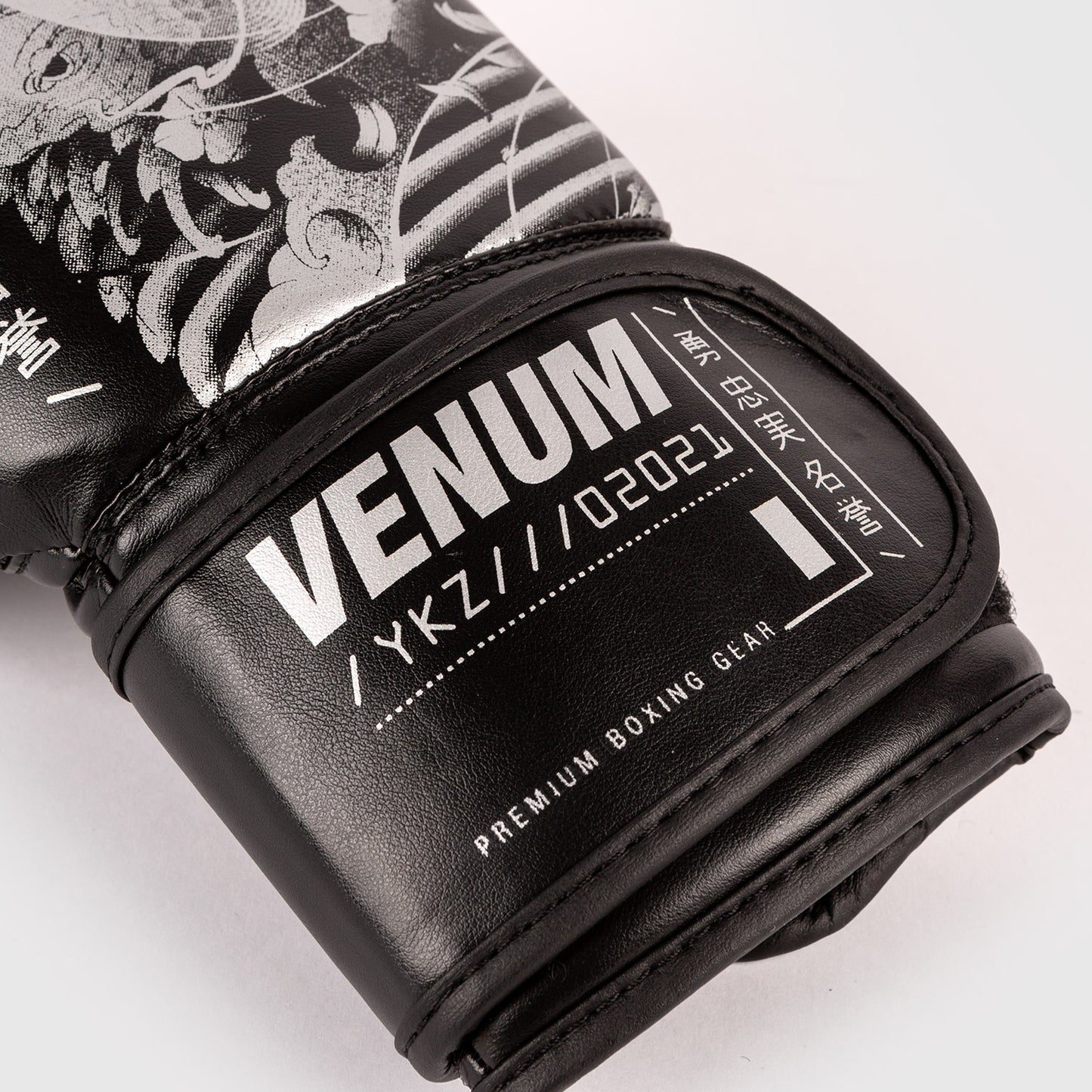Guantes de boxeo Venum YKZ21 - Para Niños - Negro/Blanco