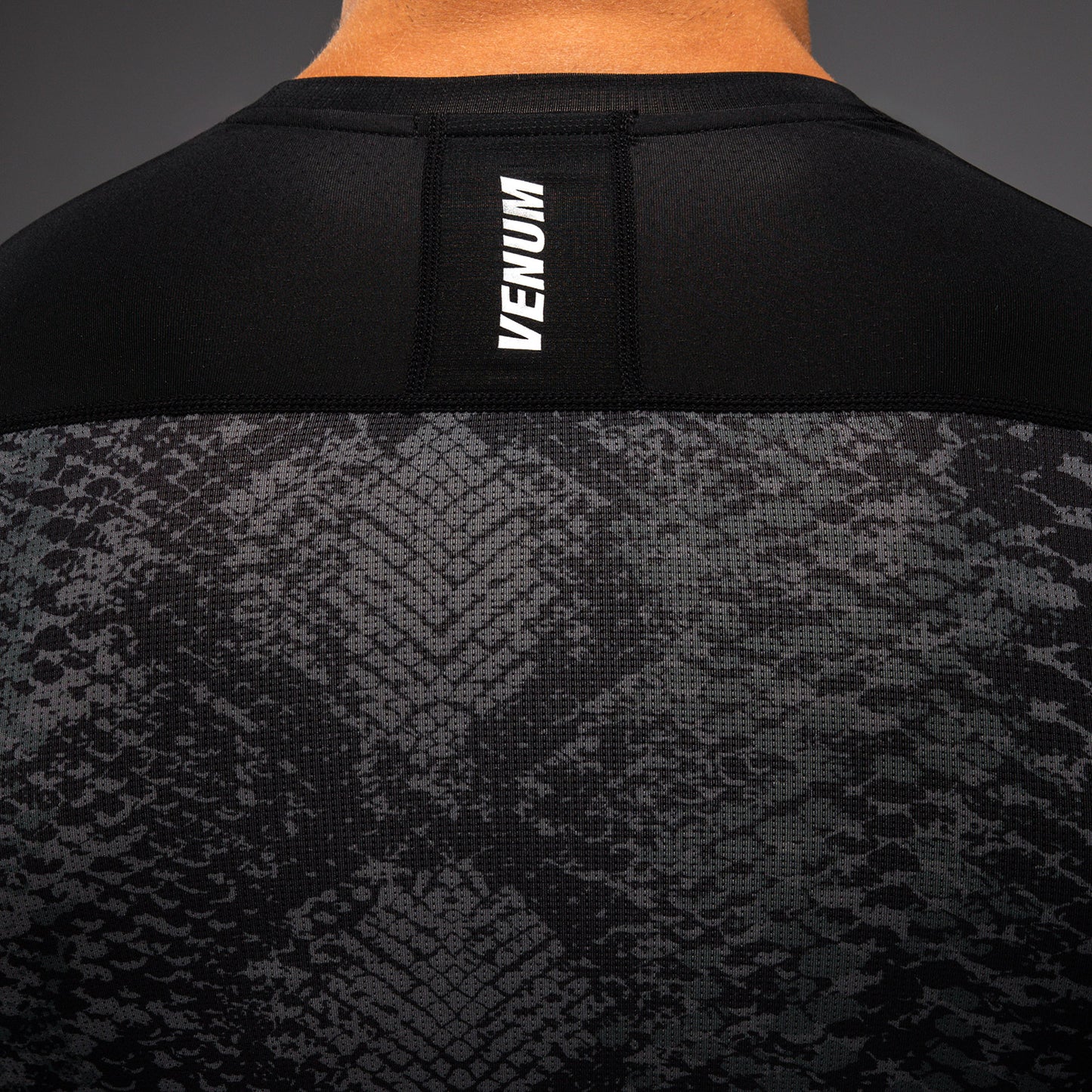 Venum G-Fit Scales Rashguard Manga Larga – Negro/Gris Carbón
