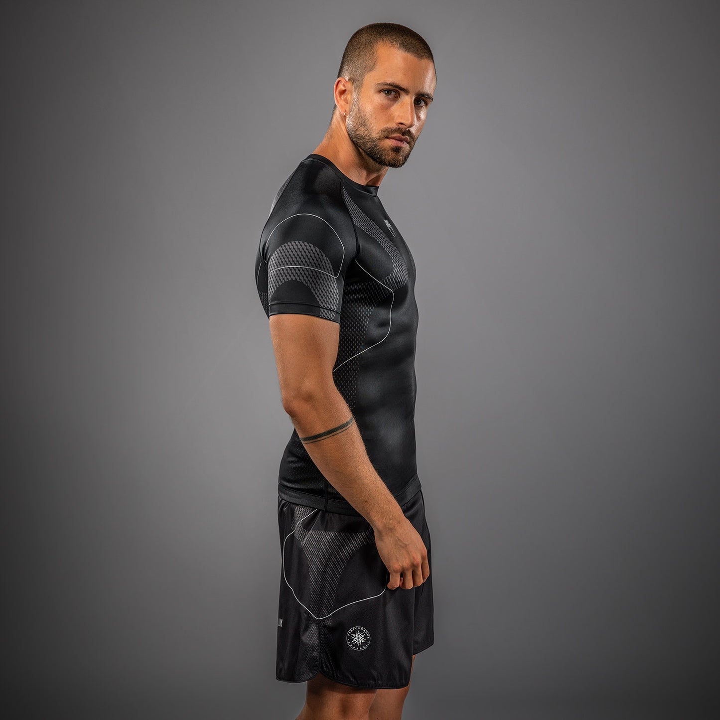 Venum Nexus Rashguard Manga Corta – Negro/Plata