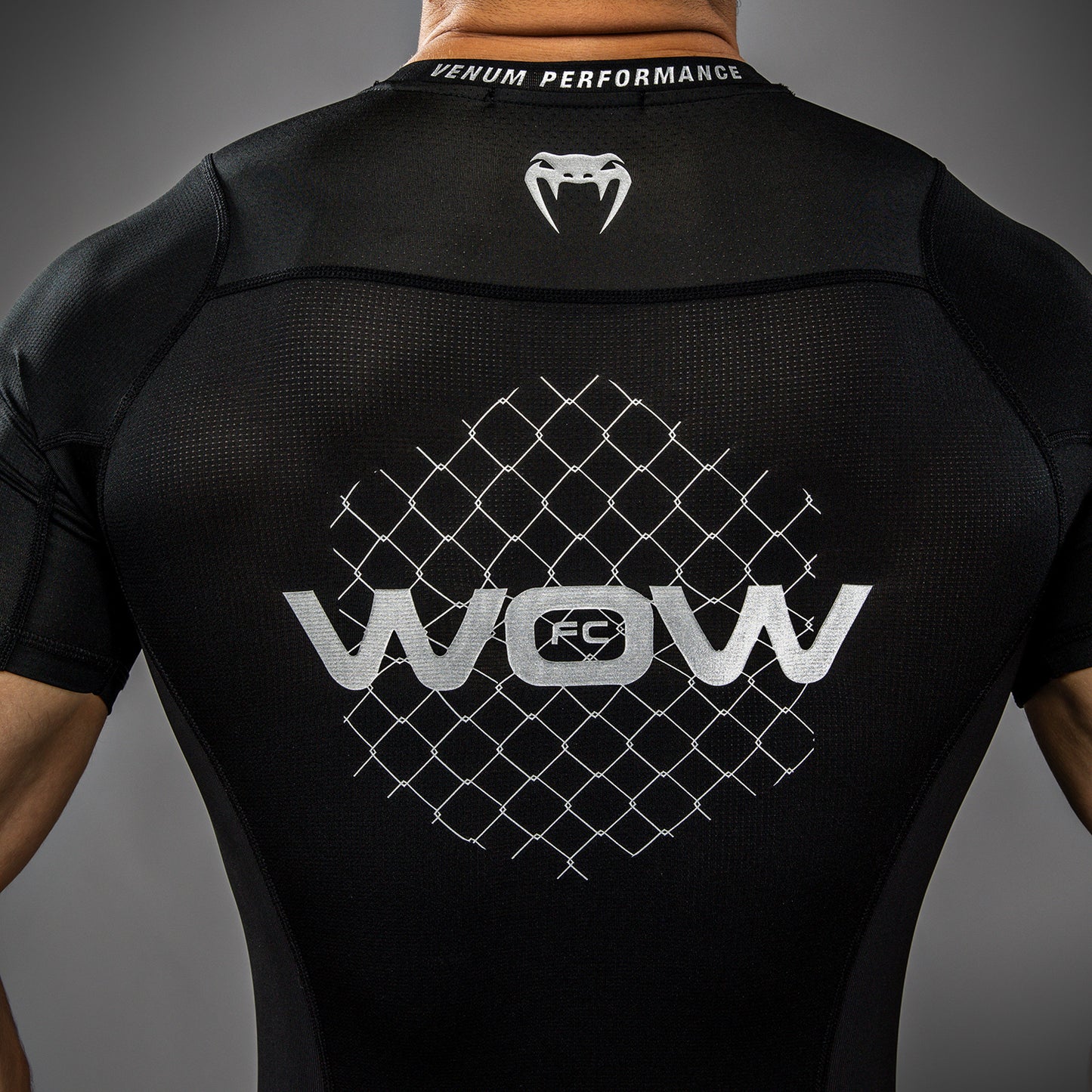 Venum x WOW FC Camiseta de Manga Corta Rashguard - Negro/Gris Plata