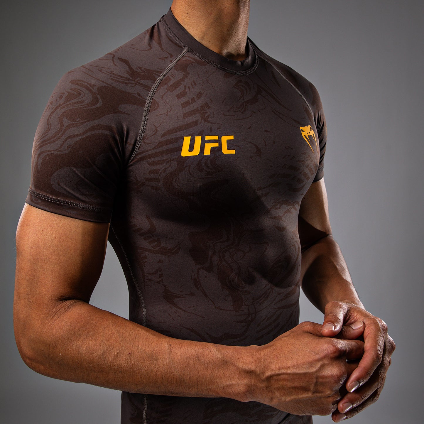 UFC Fusion by Venum Fight Week Rashguard de Manga Corta de Rendimiento para Hombre - Marrón tierra