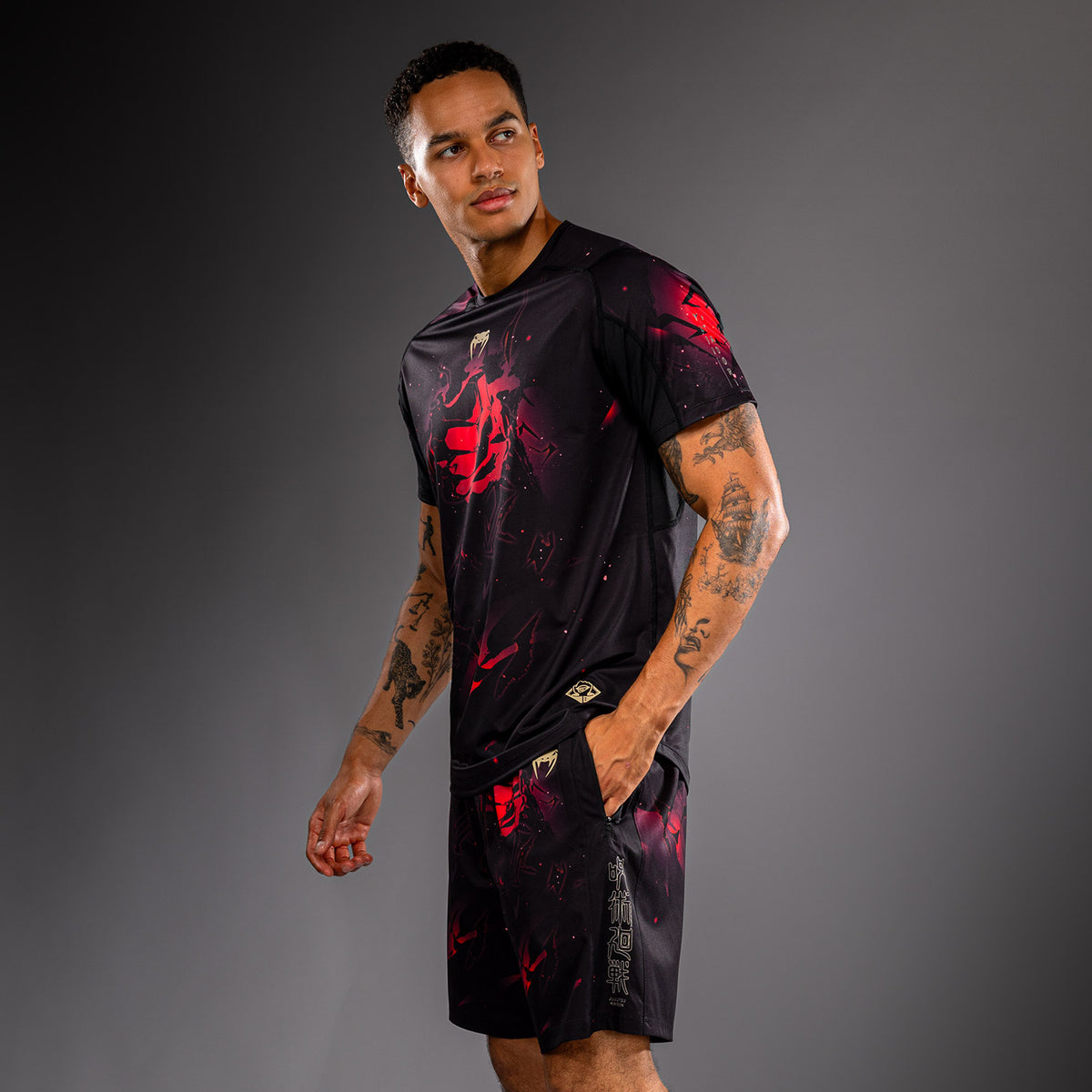 Jujutsu Kaisen x Venum Itadori Camiseta Dry Tech  – Negro/Rojo