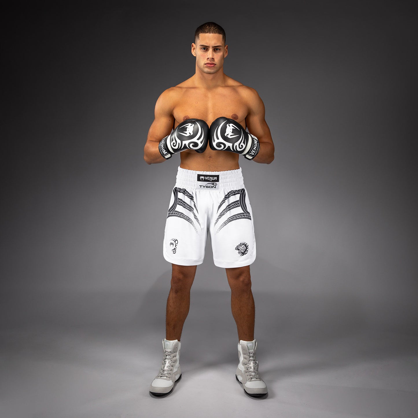 Venum x Mike Tyson Tiger Pantalones Cortos de Boxeo - Blanco Óptico/Negro Profundo