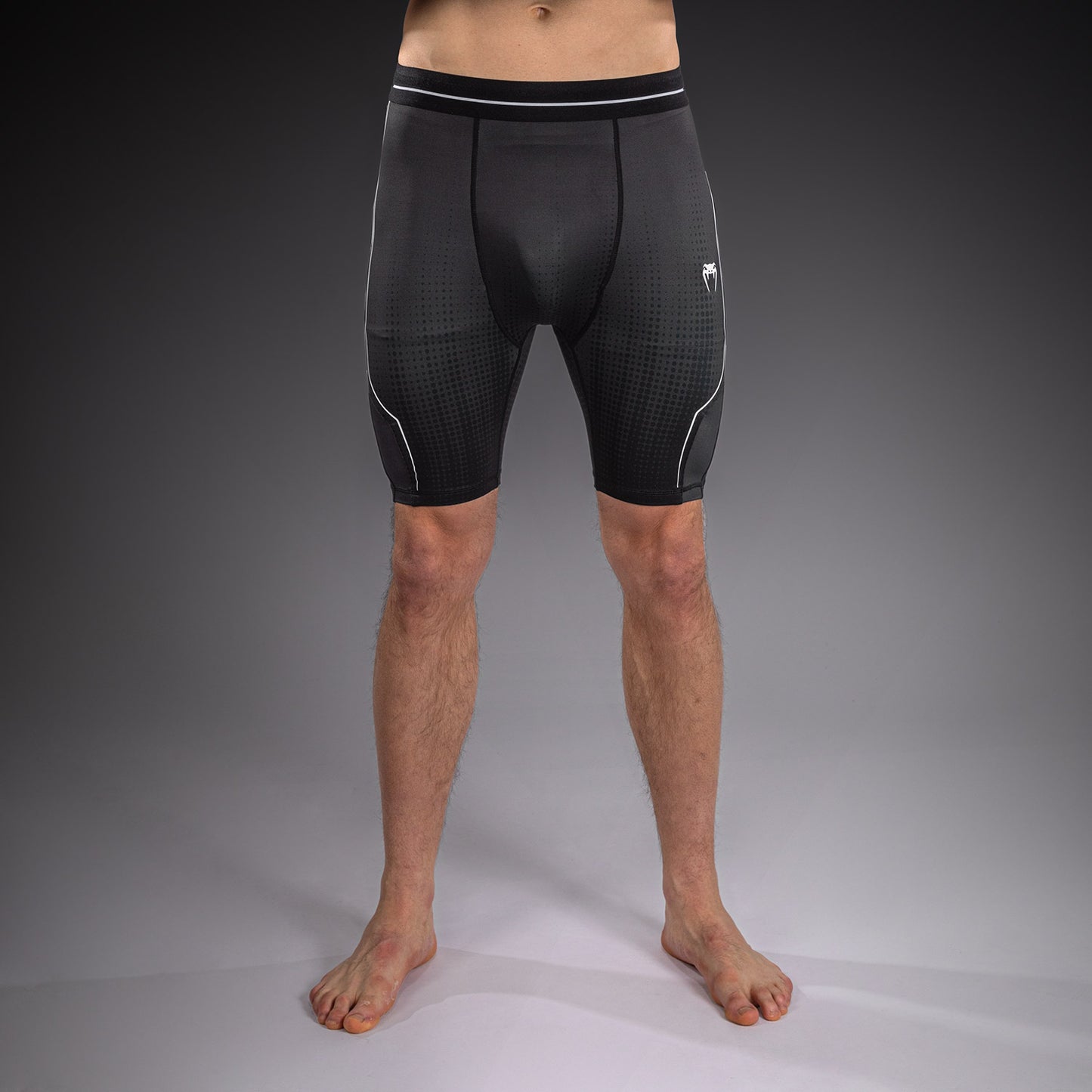 Venum Stealth Short de Compresión – Negro/Blanco