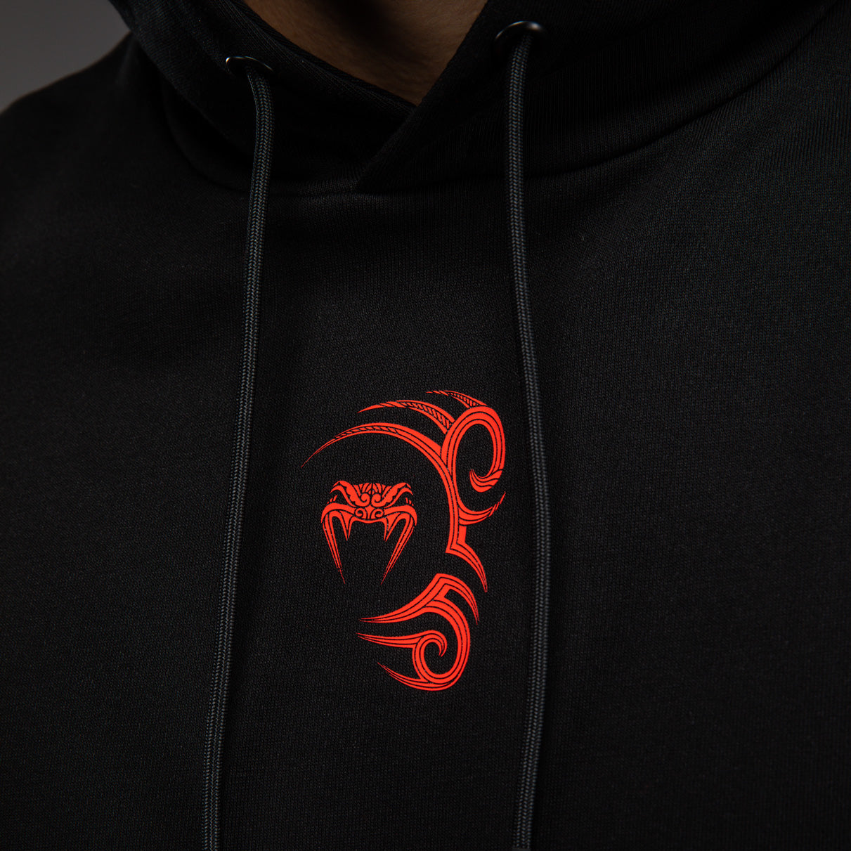 Venum x Mike Tyson Tiger Sudadera Sin Mangas - Negro Profundo/Rojo Intenso