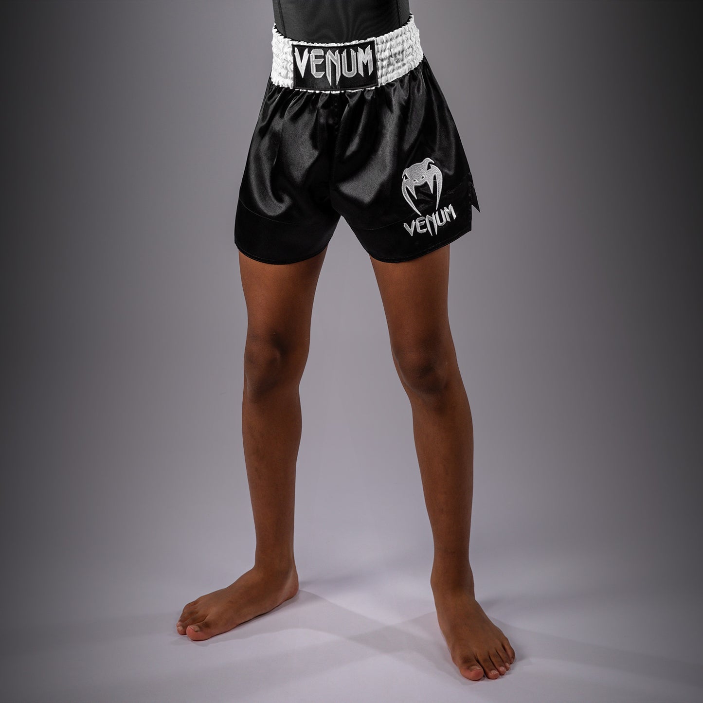 Venum Classic Short de Muay Thai para niños – Negro/Blanco