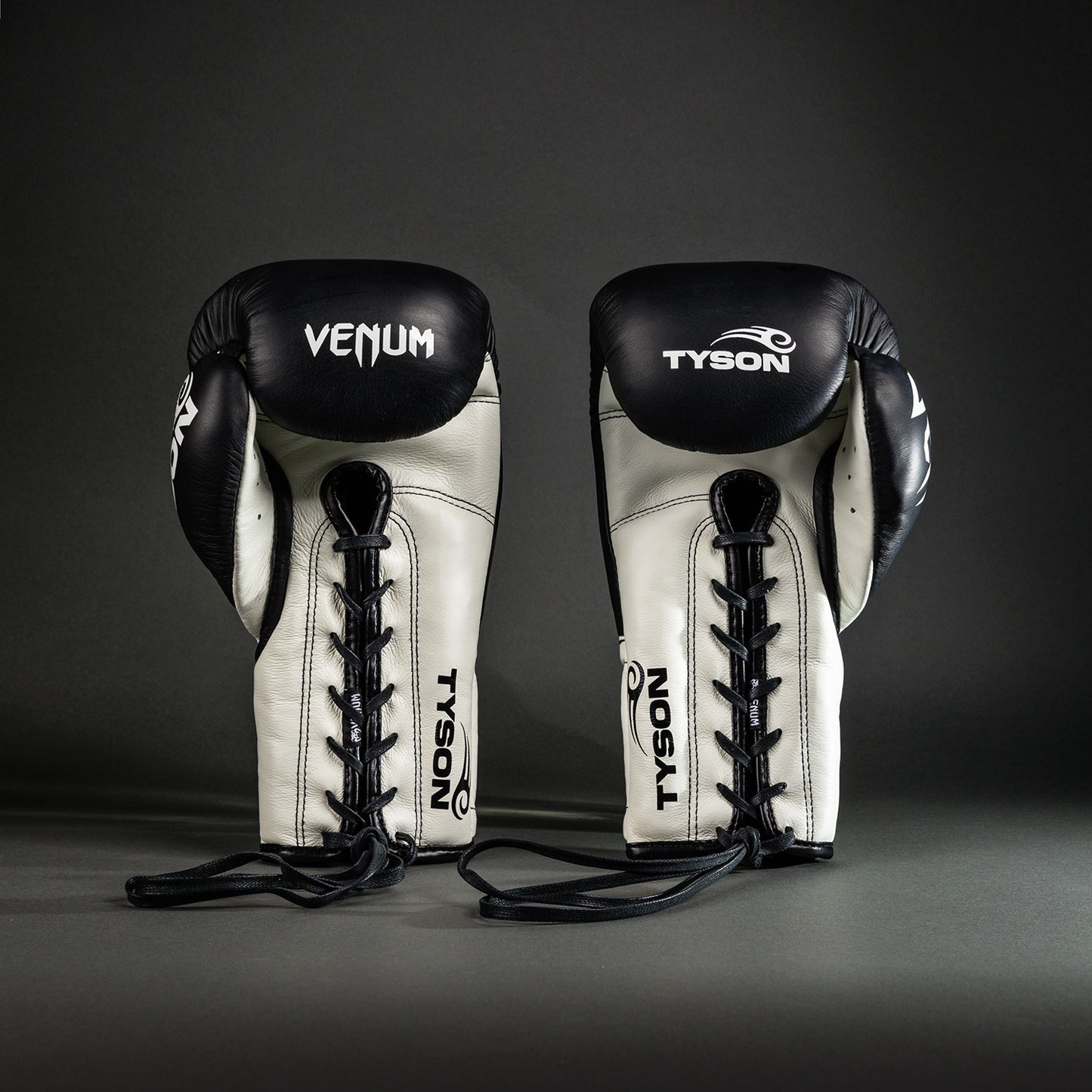 Venum Giant 2.0 Mike Tyson Pro Guantes de Boxeo con Cordones - Negro Profundo/Blanco Óptico