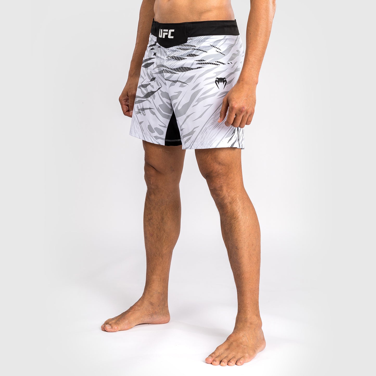 UFC Fusion by Venum Personalizados Authentic Fight Night Shorts de Lucha para Hombre - Ajuste Corto - Blanco