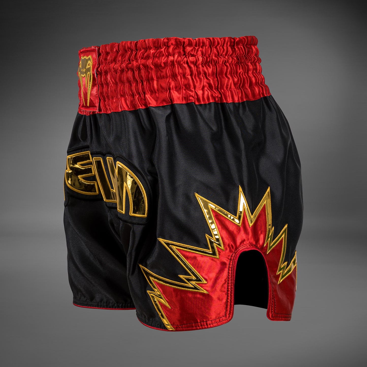 Venum Inferno Pantalones cortos de Muay Thai - Negro/Oro/Rojo