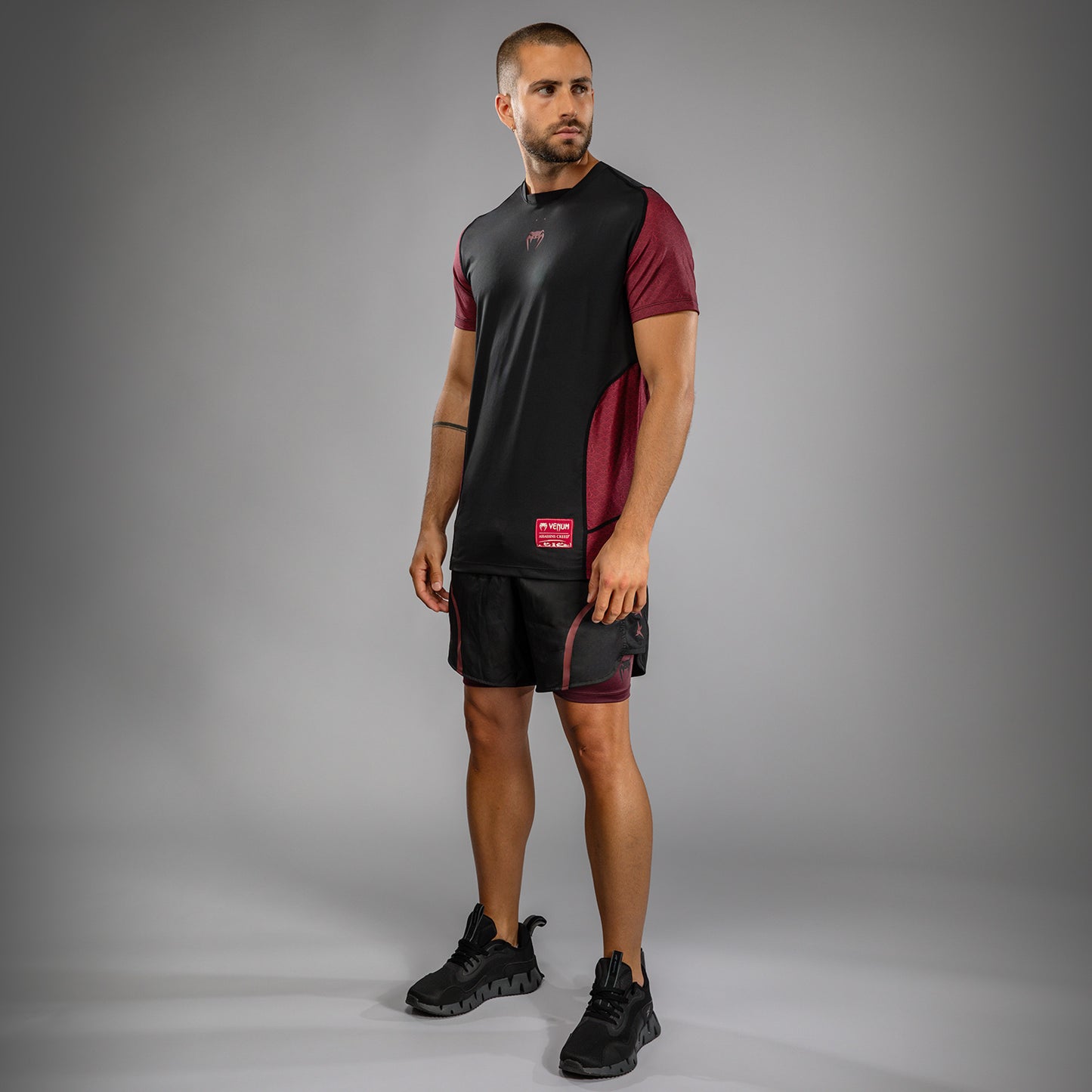 Venum x Assassin’s Creed Shadows Camiseta Dry-Tech para Hombre - Burdeos/Negro