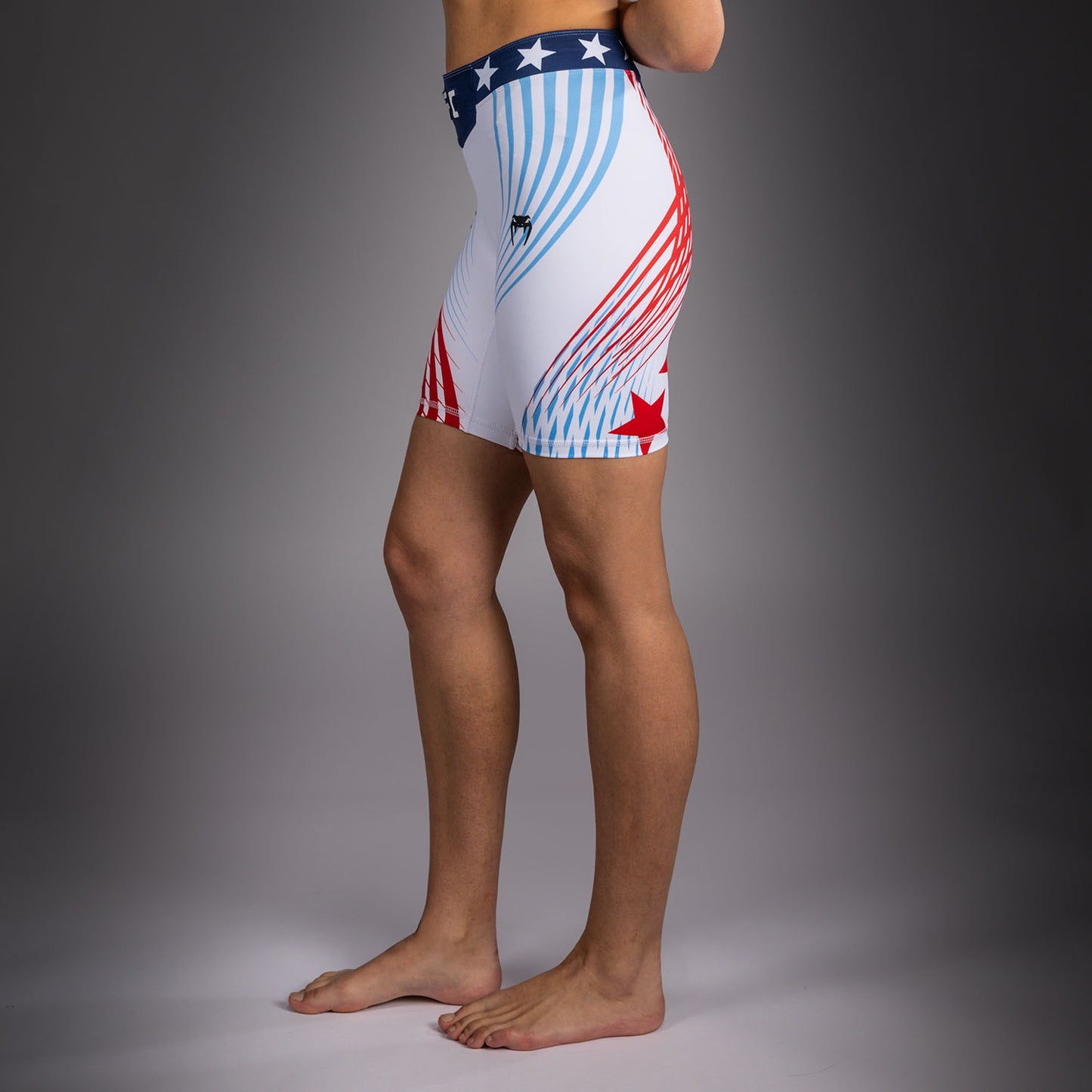 Official UFC Freedom 250 by Venum Authentic Vale Tudo Shorts de ajuste largo para mujer - Blanco