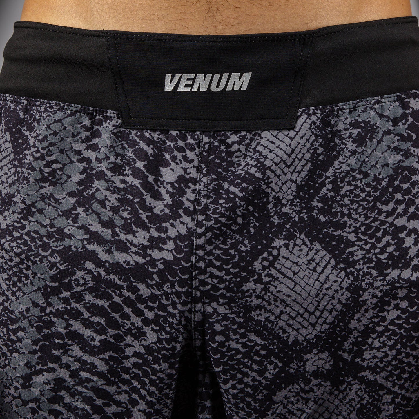 Venum G-Fit Scales Short de Combate – Negro/Gris Carbón