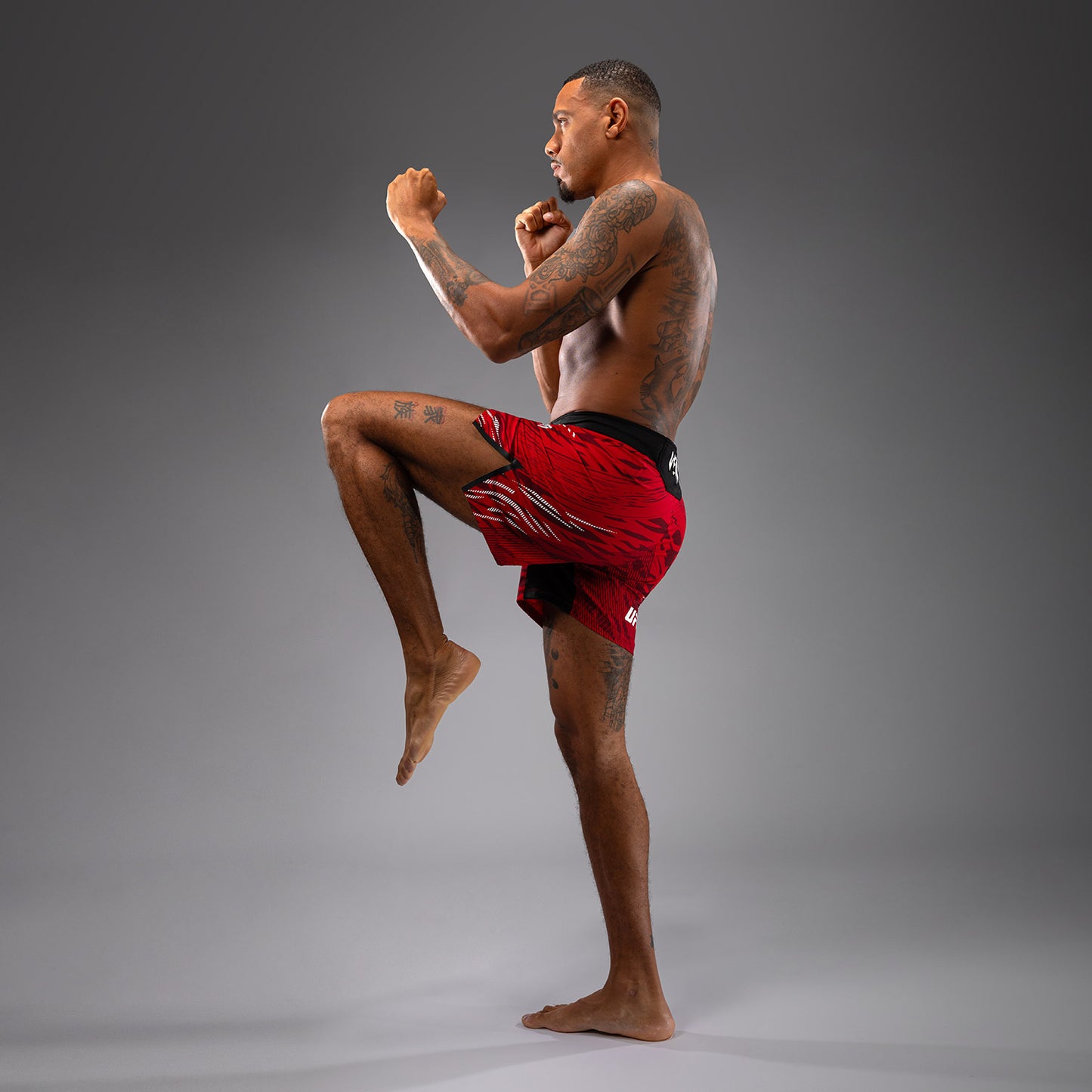 UFC Fusion by Venum Authentic Fight Night Shorts de Lucha para Hombre - Ajuste Corto - Rojo