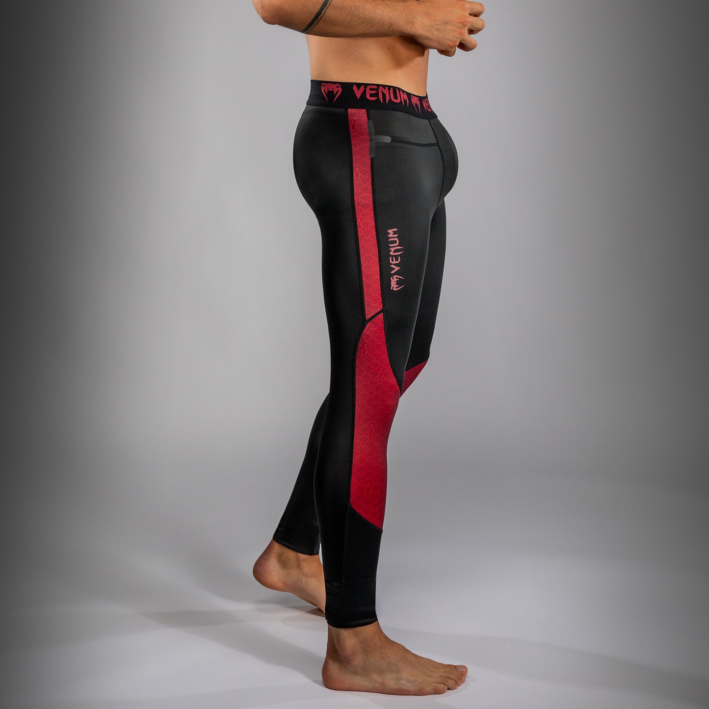 Venum x Assassin’s Creed Shadows Mallas para Hombre - Burdeos/Negro.