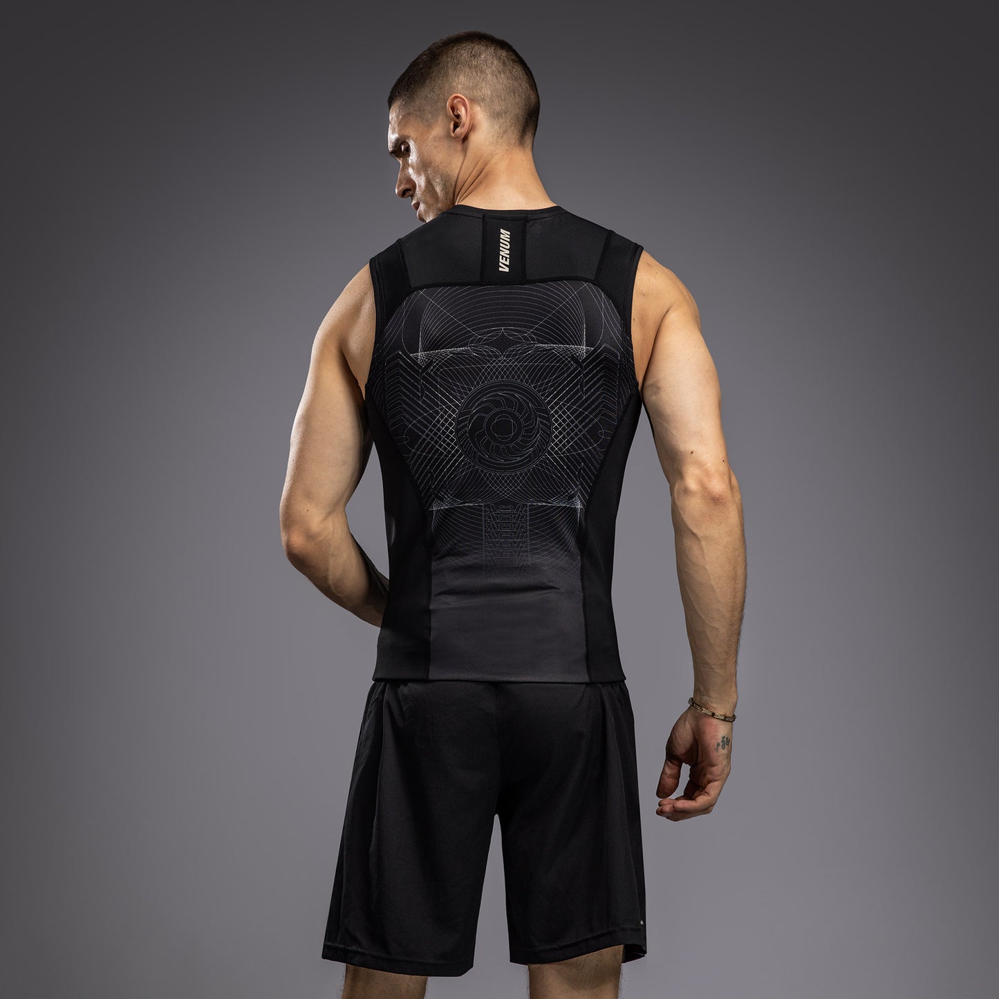 Venum G-Fit Air Rashguard sin Mangas para Hombre - Negro Profundo/Arena del desierto