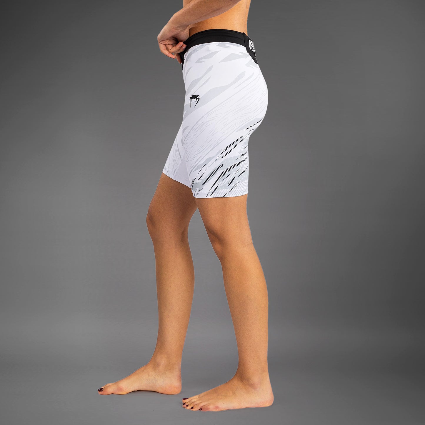 UFC Fusion by Venum Authentic Fight Night Vale Tudo Shorts para Mujer - Ajuste Largo - Blanco