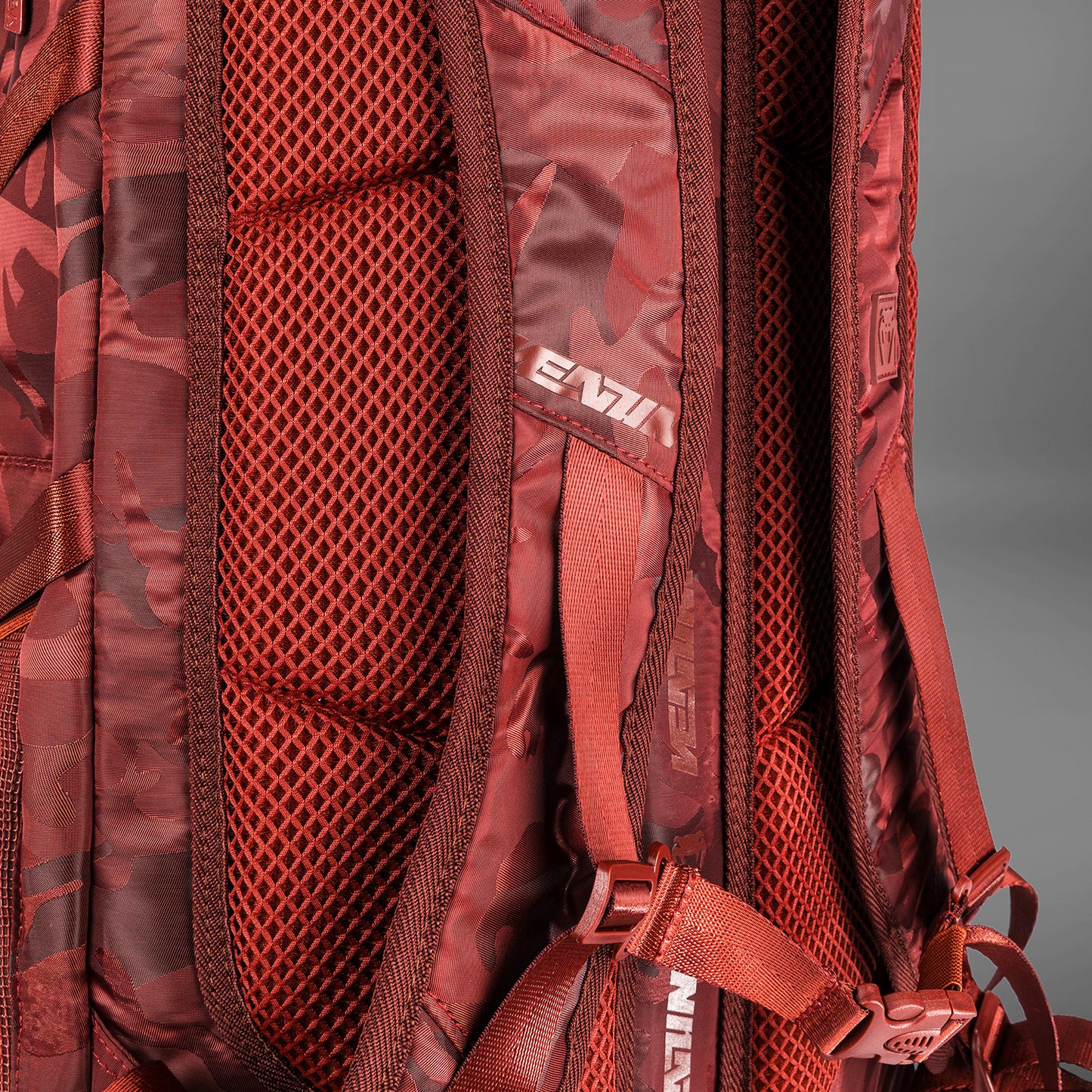 Mochila Venum Challenger Xtrem – Camuflaje/Burdeos