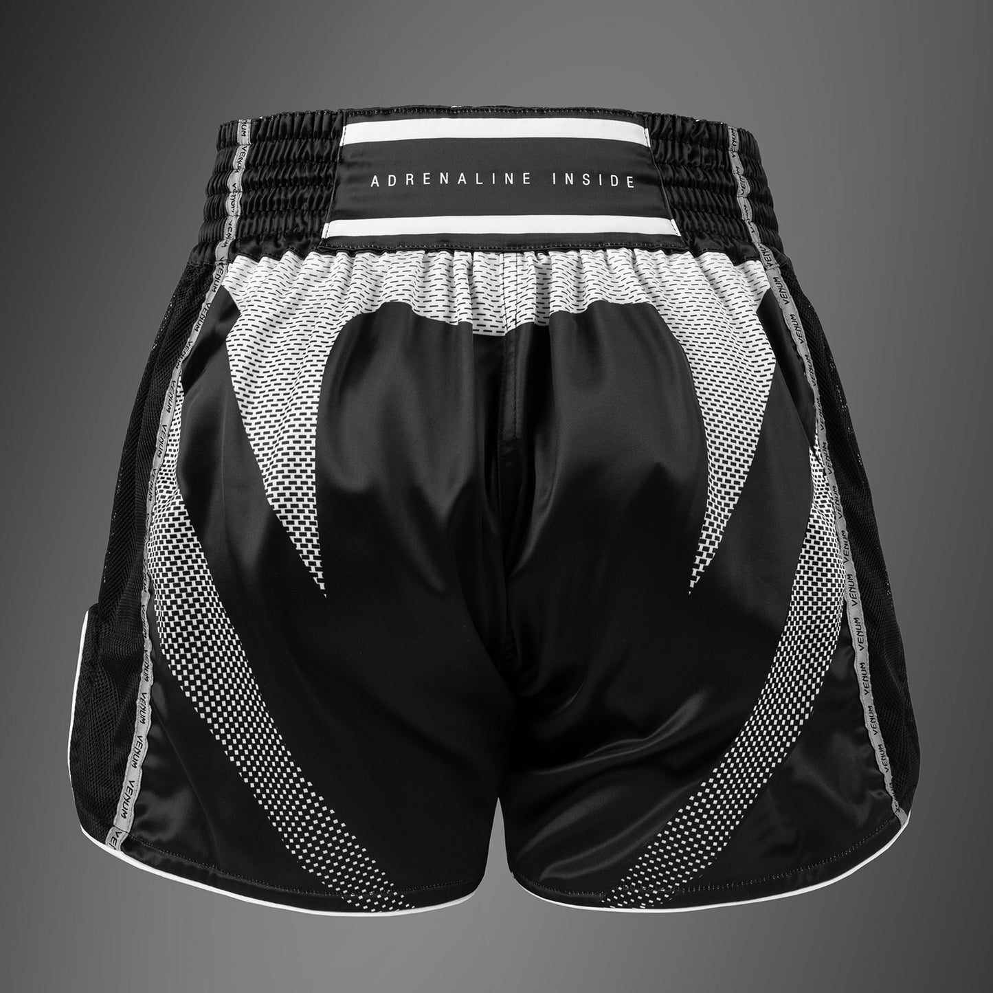 Venum Adrenaline Pantalones Cortos Muay Thai – Negro/Gris Plateado