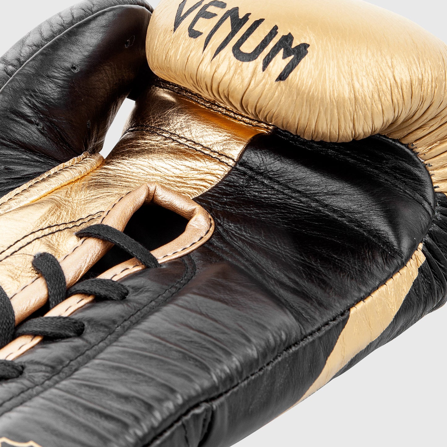 Guantes de boxeo profesionales Venum Hammer con cordones - Negro/Dorado